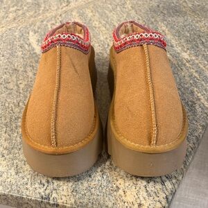 Tan Suede shoe/slipper (UGG dupe)